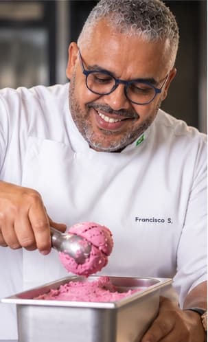 Francisco Sant'Ana servindo sorvete de frutas vermelhas